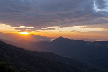 Bulutlarda Serra tepeler üzerinde yükselen güneş Mar. Sao Paulo, Brezilya mı