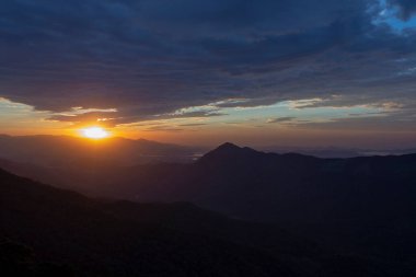 Bulutlarda Serra tepeler üzerinde yükselen güneş Mar. Sao Paulo, Brezilya mı