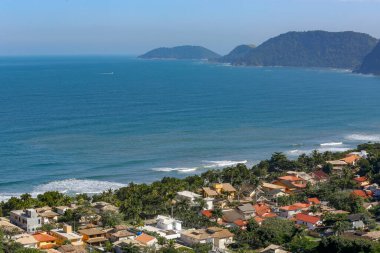 Mavi deniz, üzerinde Kuzey Sahil Sao Paulo ile sahilde çökmesini dalgalar. Sao Sebastiao, Sp, Brezilya