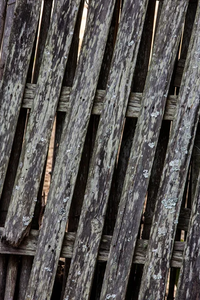Текстура Крупный План Изношенного Неокрашенного Деревянного Забора Типичного Сельской Местности — стоковое фото