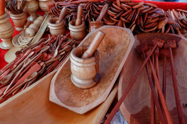 Houten Stamper Roodachtige Tint Midden Van Verschillende Handgemaakte Keukengerei Koop — Stockfoto