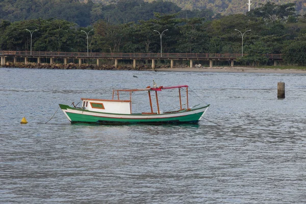 船停泊在河三角洲平静的水域 巴西圣保罗州 Bertioga — 图库照片