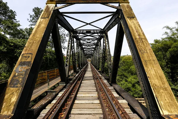 Παλιά Σιδηροδρομική Γέφυρα Σιδερένια Πέργκολα Στο Guararema Εξοχή Του Κράτους — Φωτογραφία Αρχείου