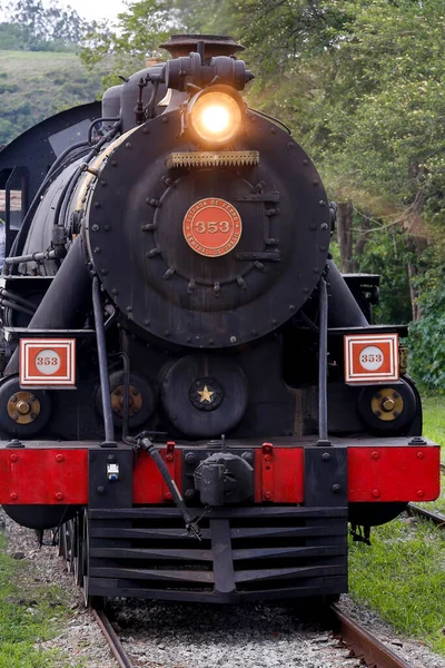 Fechar Vista Antiga Locomotiva Vapor Frente Com Trilhos Primeiro Plano — Fotografia de Stock