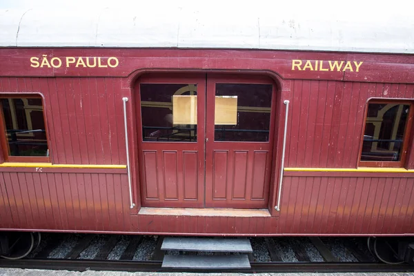 在巴西圣保罗瓜拉尼马市 老式蒸汽机车的客车仍是旅游胜地 — 图库照片