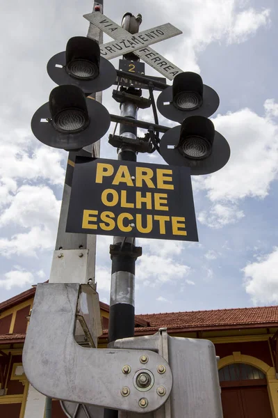 位于巴西圣保罗州农村瓜拉尼马市的铁路过境信号 — 图库照片