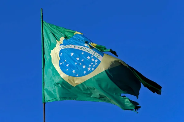 Bandeira Brasileira Rasgada Vento Forte Céu Azul — Fotografia de Stock