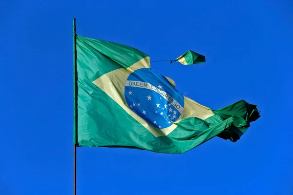 Brasilianische Flagge Bei Starkem Wind Und Blauem Himmel Zerrissen — Stockfoto
