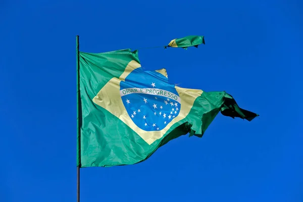 Brasilianische Flagge Bei Starkem Wind Und Blauem Himmel Zerrissen — Stockfoto