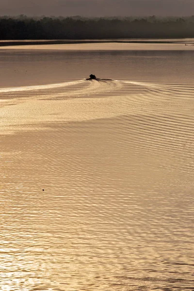 Båt Skapar Vågor Flodens Gyllene Vatten Vid Soluppgången Guaruja Delstaten — Stockfoto