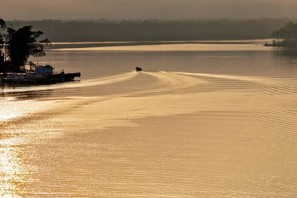 Boote Die Bei Sonnenaufgang Wellen Goldenen Wasser Des Flusses Erzeugen — Stockfoto