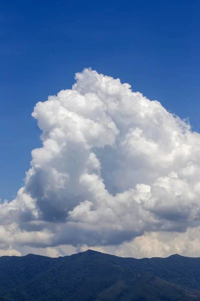 Paisagem Natural Nuvens Formação Dramática Sobre Cadeia Das Colinas Com — Fotografia de Stock