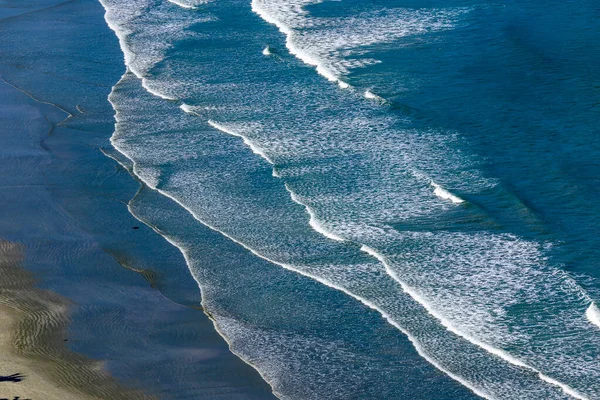 Vågorna Kraschar Stranden Med Blå Havet Den Norra Kusten Sao — Stockfoto