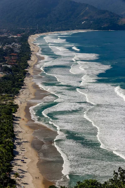 Olas Rompiendo Playa Con Mar Azul Costa Norte Sao Paulo — Foto de Stock