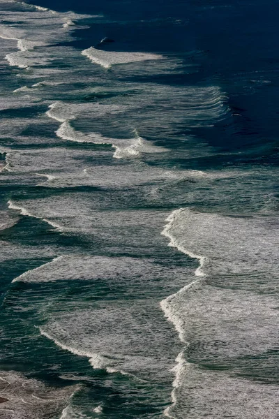 Onde Che Infrangono Sulla Spiaggia Con Mare Azzurro Sulla Costa — Foto Stock