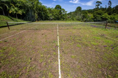 Eski terk edilmiş tenis kortu ve ağları hala takılı. Brezilya kırsal kesimi