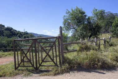 Çiftlik kapısı, kırsal ahşaptan yapılmış, farklı bir tasarımı var. Brezilya 'nın kırsalında