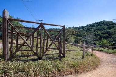 Çiftlik kapısı, kırsal ahşaptan yapılmış, farklı bir tasarımı var. Brezilya 'nın kırsalında