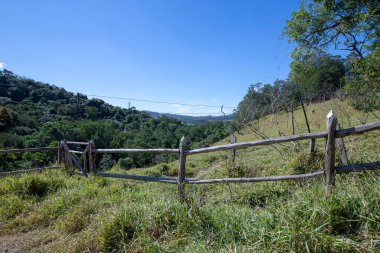 Çiftlik kapısı, kırsal ahşaptan yapılmış, farklı bir tasarımı var. Brezilya 'nın kırsalında