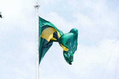 Brezilya bayrağı direği, rüzgara karşı hareket üzerinde