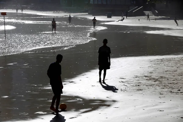 Jeunes Hommes Jouant Football Sur Plage Contre Lumière Crépuscule Guaruja — Photo