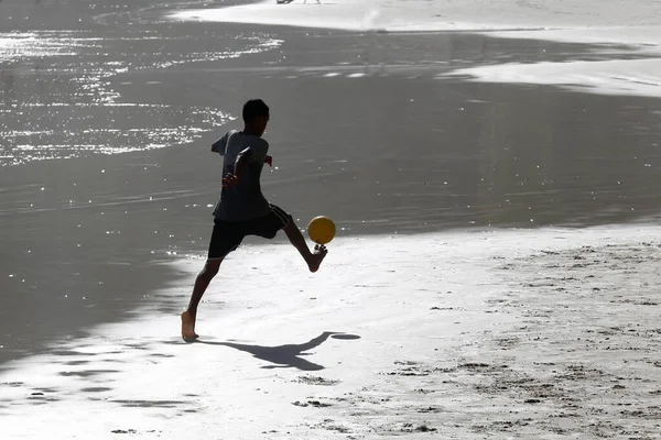 Młody Człowiek Grający Piłkę Nożną Plaży Zmierzchu Guaruja Brazylia — Zdjęcie stockowe