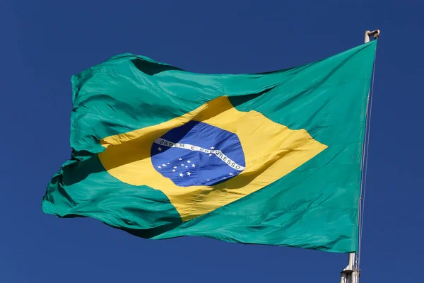 巴西国旗在强风下飘扬在风中 — 图库照片
