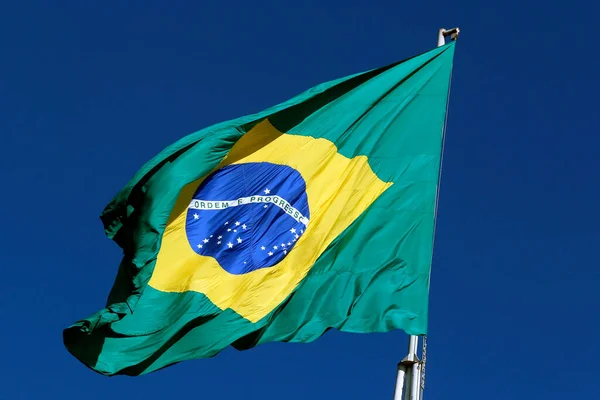 巴西国旗在强风下飘扬在风中 — 图库照片