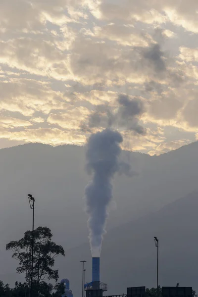 Columna Vapor Agua Luz Del Amanecer Expulsada Chimenea Industrial Estado — Foto de Stock