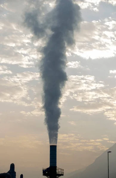 Columna Vapor Agua Luz Del Amanecer Expulsada Chimenea Industrial Estado — Foto de Stock