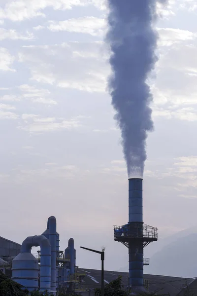 Columna Vapor Agua Luz Del Amanecer Expulsada Chimenea Industrial Estado — Foto de Stock