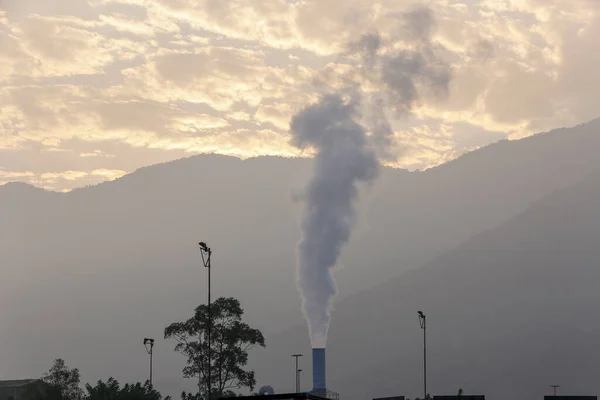 Columna Vapor Agua Luz Del Amanecer Expulsada Chimenea Industrial Estado — Foto de Stock