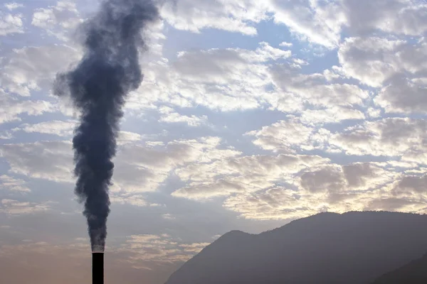 Columna Vapor Agua Luz Del Amanecer Expulsada Chimenea Industrial Estado — Foto de Stock