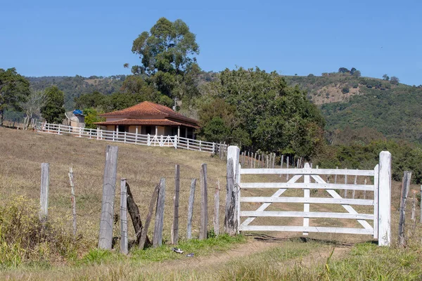 Vit Gård Grind Med Kullar Och Hus Bakgrunden Landsbygden Brasilien — Stockfoto