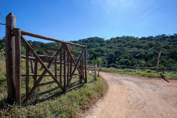 Gårdsporten Tillverkad Rustikt Trä Med Annan Design Landsbygden Brasilien — Stockfoto