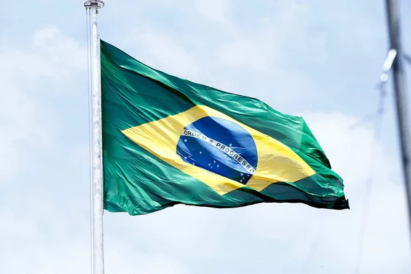 Bandeira Brasileira Mastro Movendo Vento — Fotografia de Stock