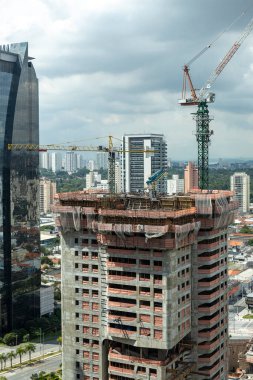 Brezilya, Sao Paulo 'da Itaim bölgesinde inşaat halindeki binanın havadan görüntüsü.