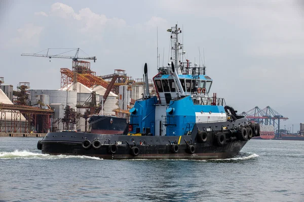 Tugboat Trayendo Barco Desde Estuario Santos Con Puerto Segundo Plano — Foto de Stock