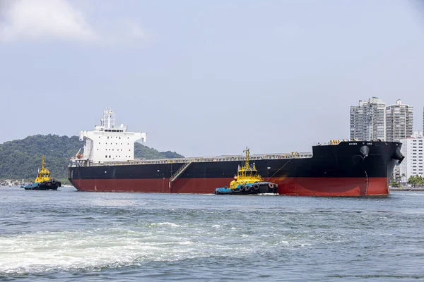 拖船在桑托斯港 南美最重要的港口 的航道入口操纵船只 — 图库照片