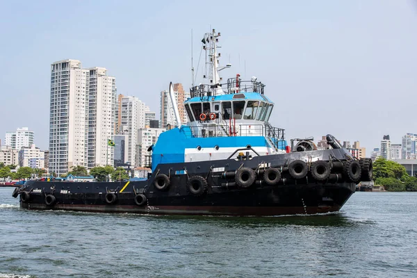 Tugboat Trayendo Barco Desde Estuario Santos Con Ciudad Fondo Brasil — Foto de Stock