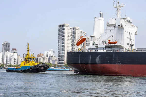Tugboat Maneuvers Ship Entrance Channel Port Santos City Background Brazil — Stock Photo, Image