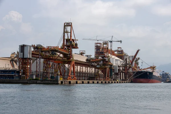 在巴西圣保罗州桑托斯港的谷物码头装卸船舶 — 图库照片