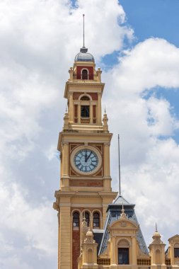 Sao Paulo Tren İstasyonu 'nun ön cephesi veya Sao Paulo, Brezilya şehir merkezindeki Luz İstasyonu. 1867 'de açıldı..