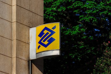 Braganca Paulista, SP, Barzil - 27 Kasım 2021 - Banco do Brasil Cephesi. Banka şubesi, reklam levhası ve logo..