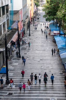 Sao Paulo, Brezilya - Kasım 01, 2021 - General Carneiro Caddesi, şehir merkezindeki popüler alışveriş caddesi So Paulo ekonomik krizle boşaldı. Kapalı ticaret ve sokakta çok az insan var.