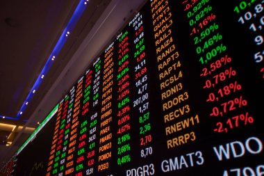 Sao Paulo, Brezilya - 28 Mart 2022 - Brezilya 'daki Sao Paulo Menkul Kıymetler Borsası, modern ziyaretçi merkezinde borsa fiyatlarıyla sergilenecek