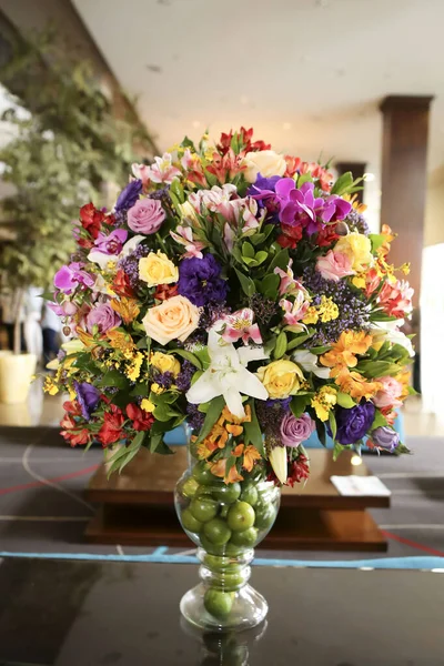 Flores Coloridas Vaso Mesa Fazer Decoração — Fotografia de Stock