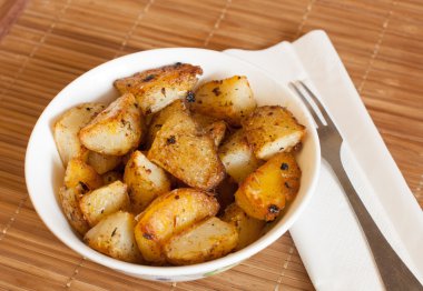 bir kırsal alanda fırında patates