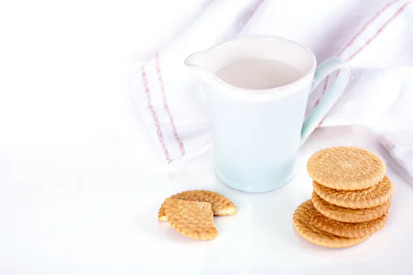 Melk en koekjes als ontbijt — Stockfoto