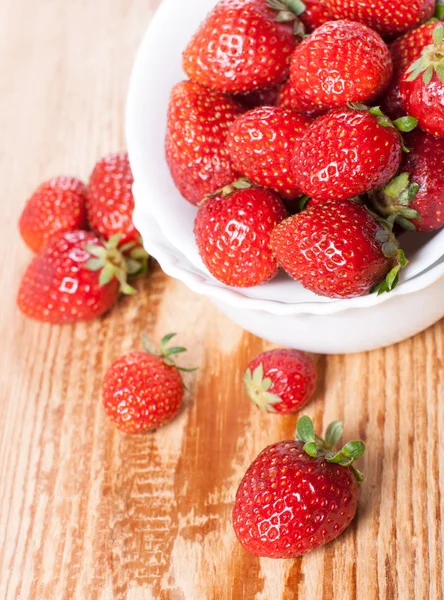 Fresas en plato blanco — Foto de Stock